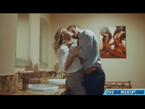 ❤️ Kad krūtiska blondīne pavedina tevi publiskā tualetē ️❌ Seks video pie mums ❌️